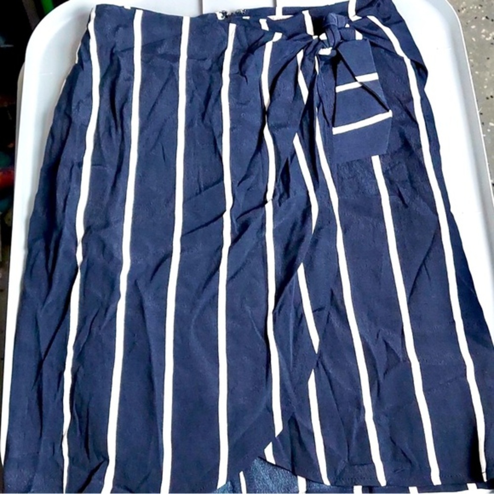 LOFT Petites Navy & White Vertical Stripe Wrap Skirt – Size 00P - Picture 1 of 5